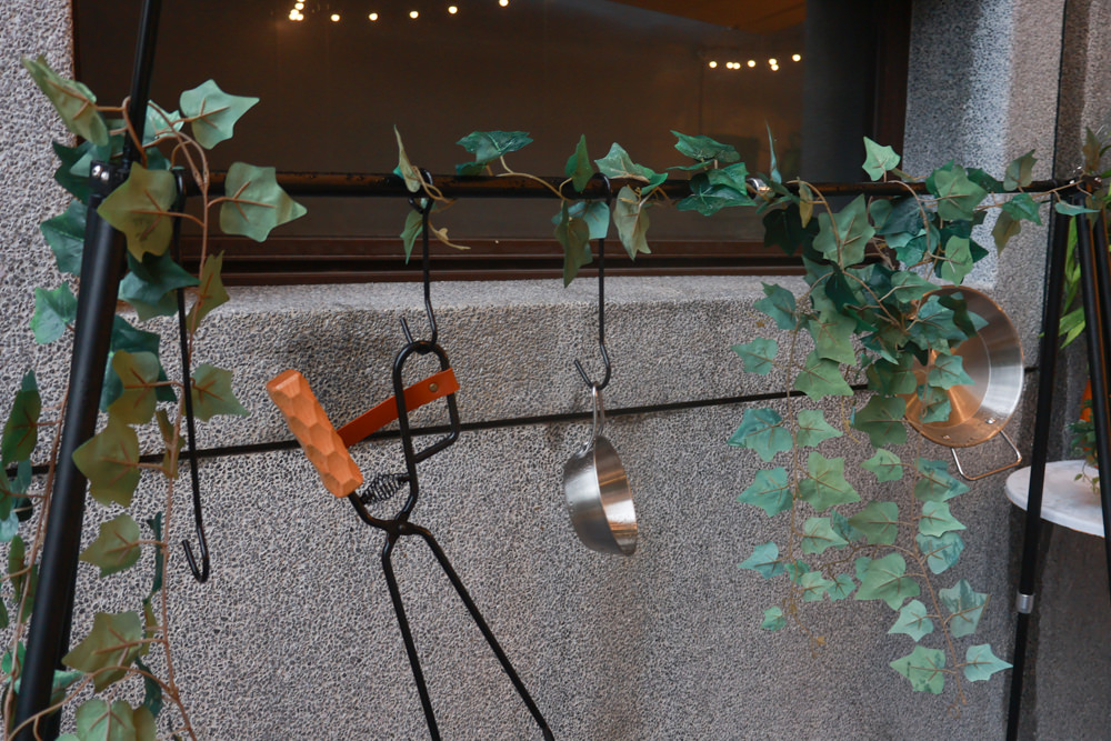 桃園蘆竹美食｜民權拾酒。野奢露營風餐酒館、寵物友善餐廳、專屬KTV包廂、桃園餐酒館、露營風酒吧