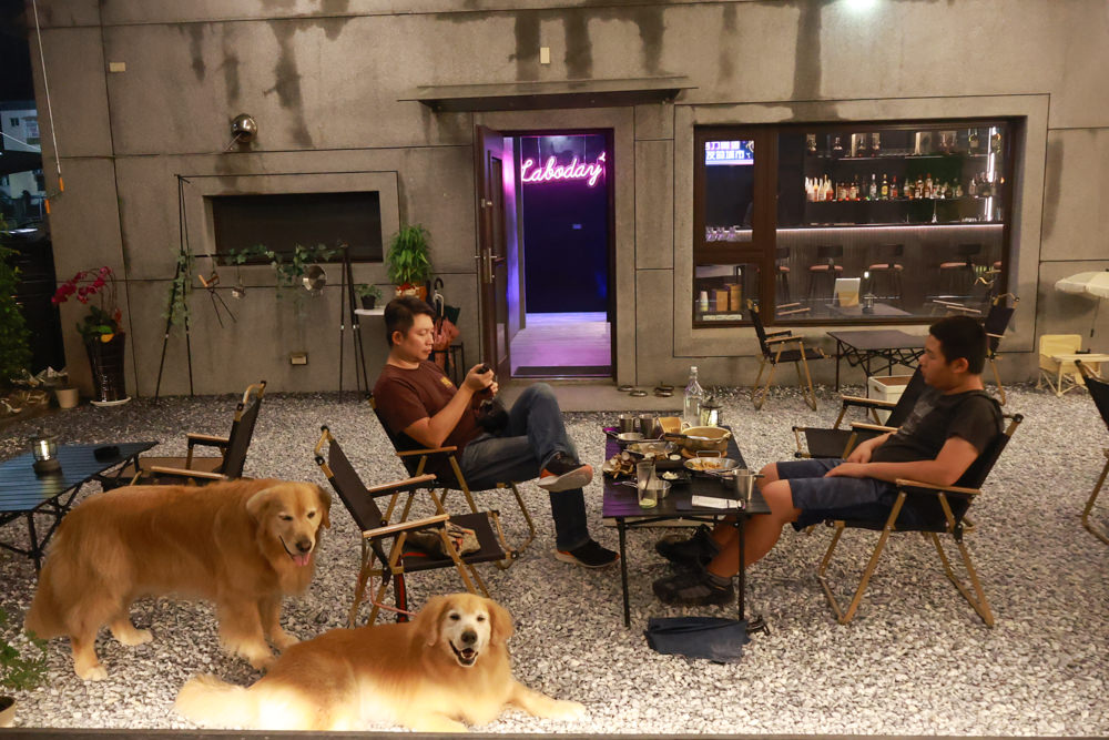 桃園蘆竹美食｜民權拾酒。野奢露營風餐酒館、寵物友善餐廳、專屬KTV包廂、桃園餐酒館、露營風酒吧