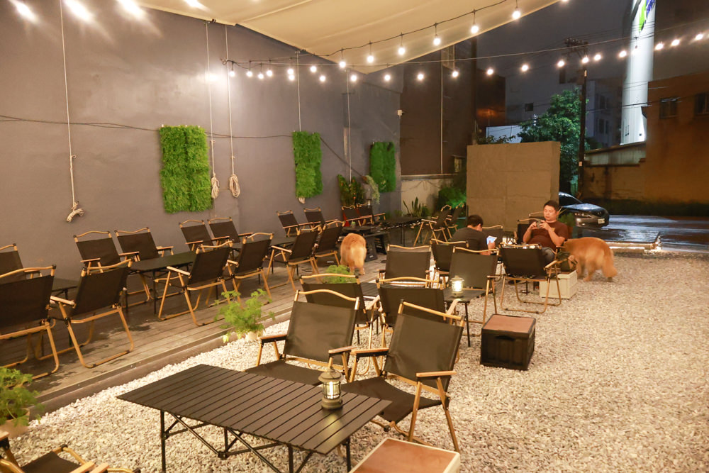 桃園蘆竹美食｜民權拾酒。野奢露營風餐酒館、寵物友善餐廳、專屬KTV包廂、桃園餐酒館、露營風酒吧