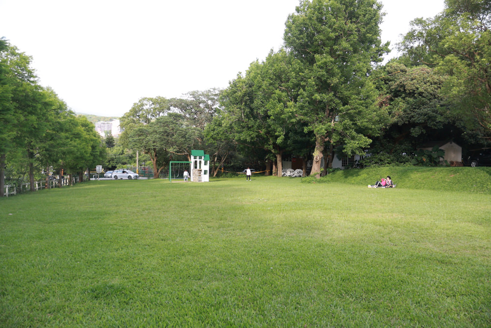 台北士林｜凱莉餐廳。陽明山美式餐廳、寵物友善餐廳、綠意大草皮、陽明山美軍宿舍餐廳、老媽炸雞超正點！！