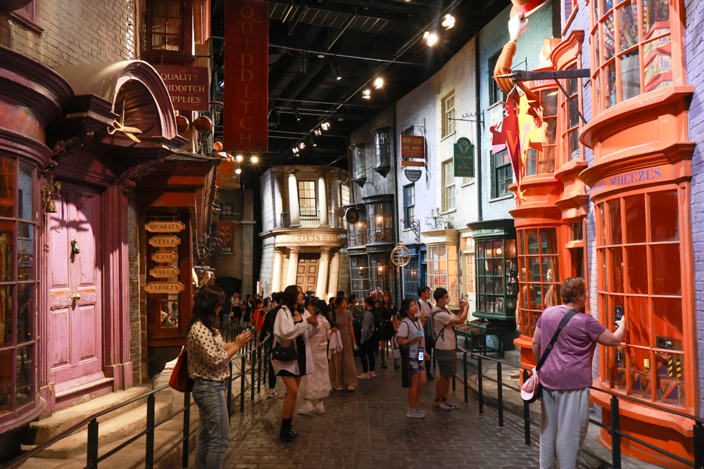 東京華納兄弟哈利波特影城全攻略｜東京波特影城門票、交通、設施場景、餐廳、法袍魔杖必買商品攻略