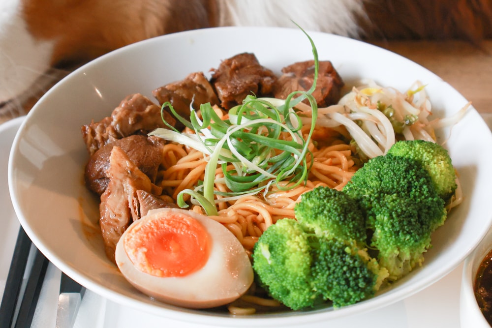 台北忠孝新生美食｜一碗來TaiwanMama。華山1914文化創意產業園區、寵物友善餐廳、家常乾拌麵