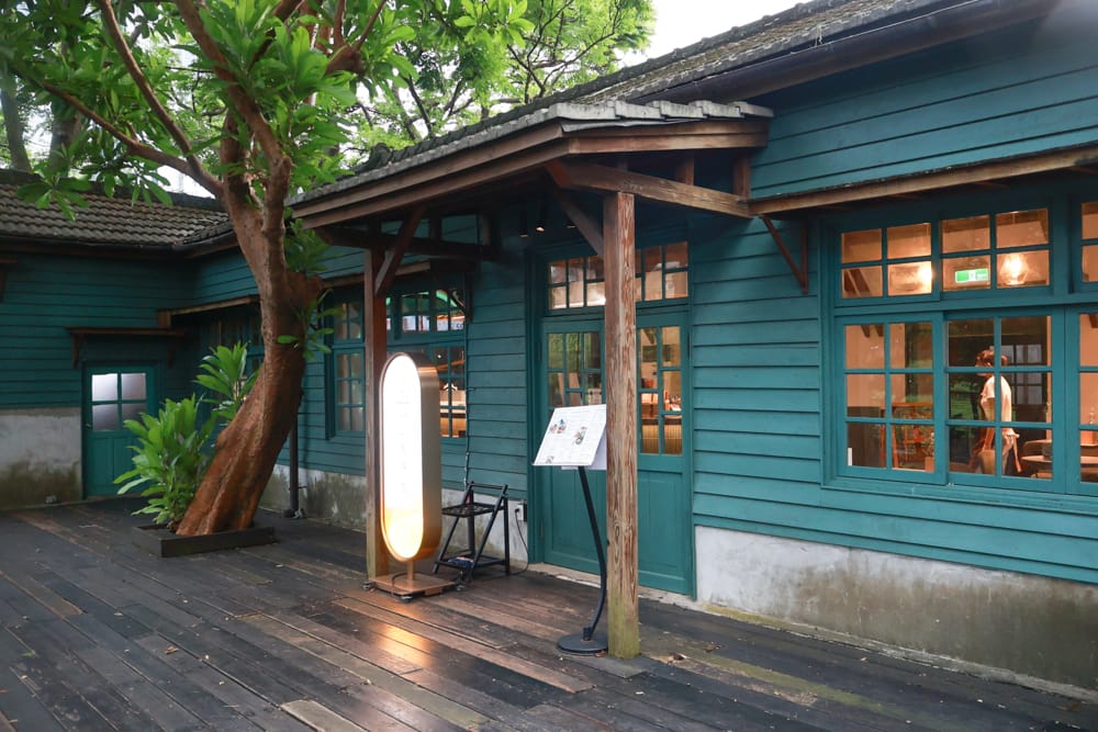 台北信義區美食|光一一個時間。松菸文創園區內的老宅文青咖啡廳、80年古蹟老宅、寵物友善餐廳、 - 第3張圖 台北信義區美食|光一一個時間。松菸文創園區內的老宅文青咖啡廳、80年古蹟老宅、寵物友善餐廳、