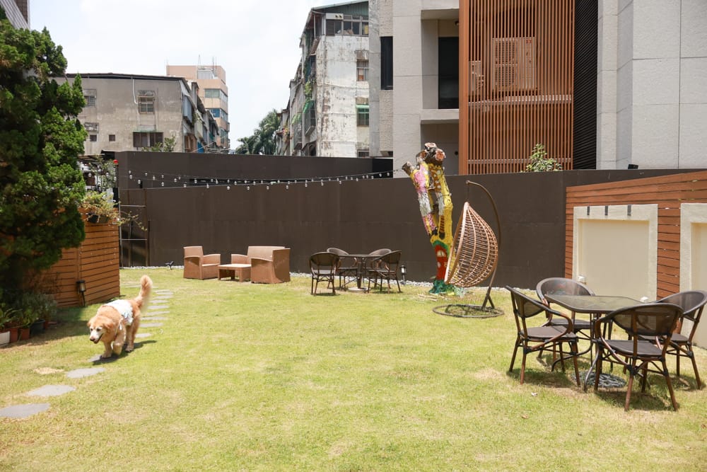 台北內湖美食｜其時Bistro小酒館。寵物友善餐廳、有圍籬綠意草皮、寵物鮮食餐點、日式和風餐點