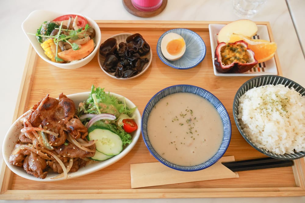 台北內湖美食｜其時Bistro小酒館。寵物友善餐廳、有圍籬綠意草皮、寵物鮮食餐點、日式和風餐點