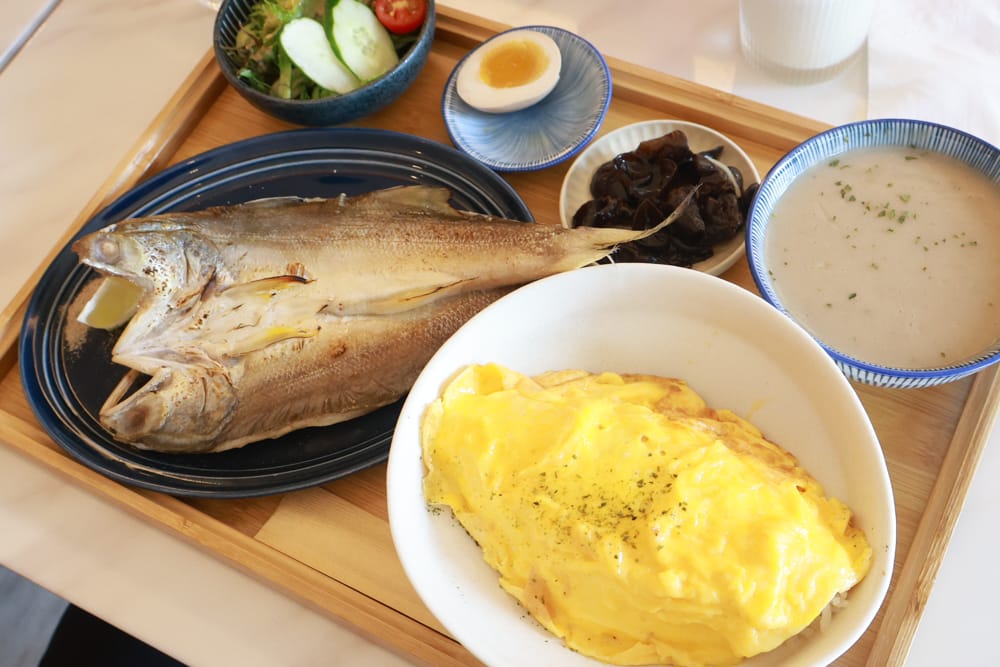 台北內湖美食｜其時Bistro小酒館。寵物友善餐廳、有圍籬綠意草皮、寵物鮮食餐點、日式和風餐點