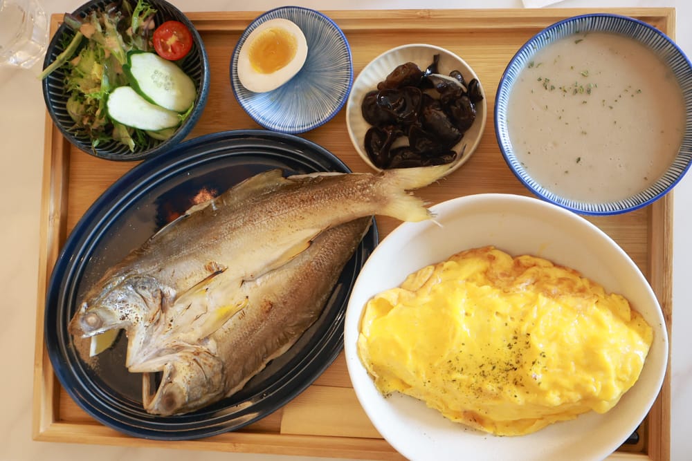 台北內湖美食｜其時Bistro小酒館。寵物友善餐廳、有圍籬綠意草皮、寵物鮮食餐點、日式和風餐點