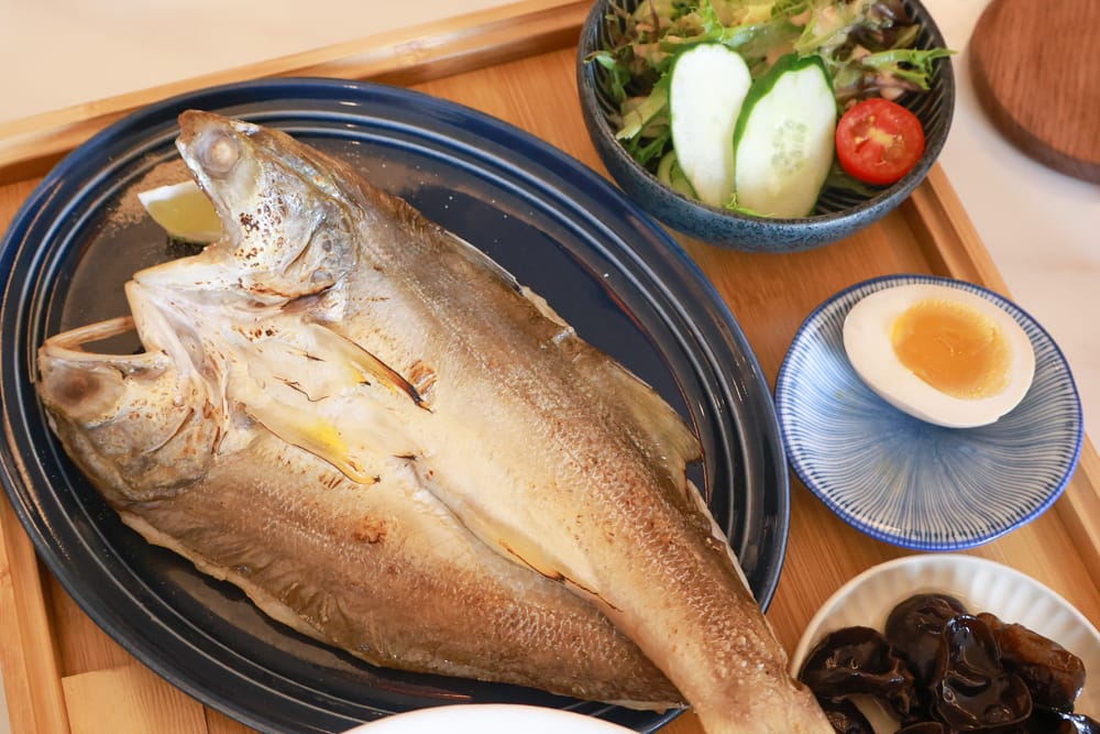 台北內湖美食｜其時Bistro小酒館。寵物友善餐廳、有圍籬綠意草皮、寵物鮮食餐點、日式和風餐點