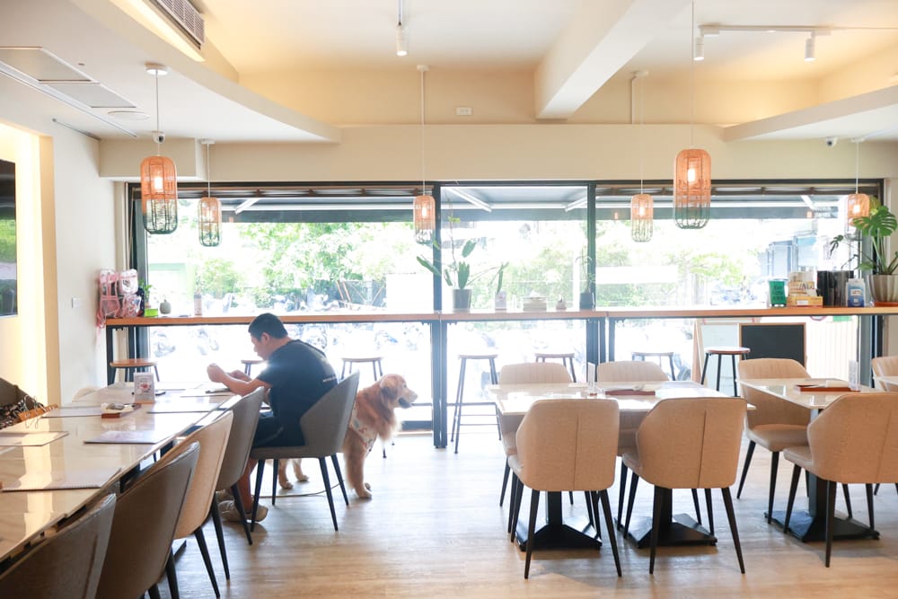 台北內湖美食｜其時Bistro小酒館。寵物友善餐廳、有圍籬綠意草皮、寵物鮮食餐點、日式和風餐點