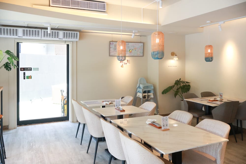 台北內湖美食｜其時Bistro小酒館。寵物友善餐廳、有圍籬綠意草皮、寵物鮮食餐點、日式和風餐點