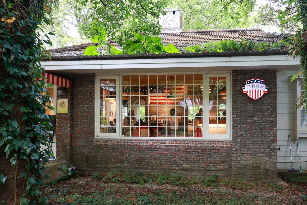 台北士林｜凱莉餐廳。陽明山美式餐廳、寵物友善餐廳、綠意大草皮、陽明山美軍宿舍餐廳、老媽炸雞超正點！！