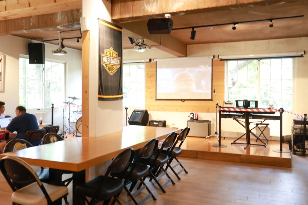 台北士林｜凱莉餐廳。陽明山美式餐廳、寵物友善餐廳、綠意大草皮、陽明山美軍宿舍餐廳、老媽炸雞超正點！！