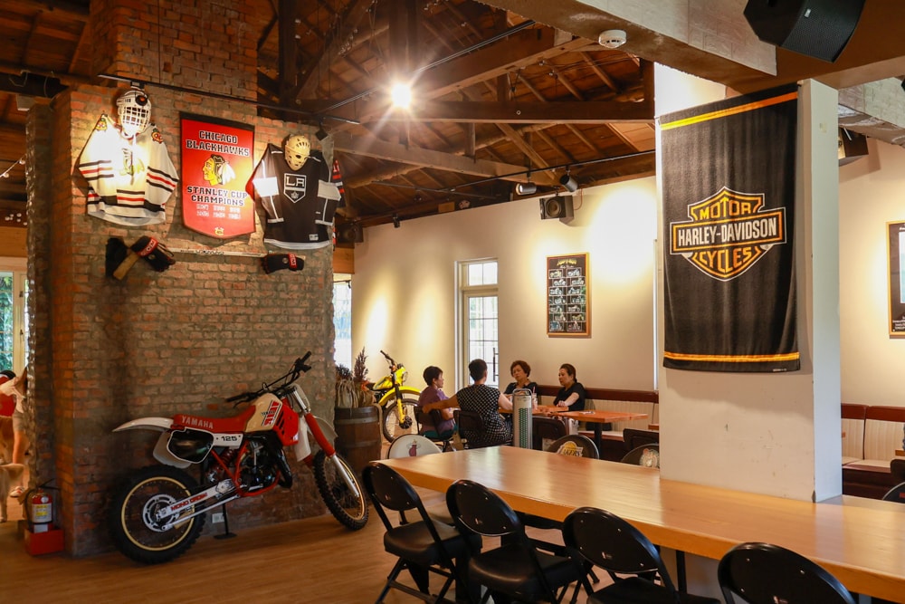 台北士林｜凱莉餐廳。陽明山美式餐廳、寵物友善餐廳、綠意大草皮、陽明山美軍宿舍餐廳、老媽炸雞超正點！！