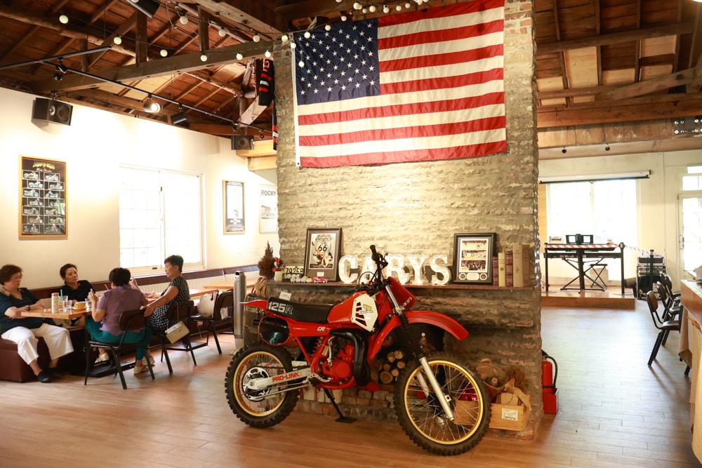 台北士林｜凱莉餐廳。陽明山美式餐廳、寵物友善餐廳、綠意大草皮、陽明山美軍宿舍餐廳、老媽炸雞超正點！！