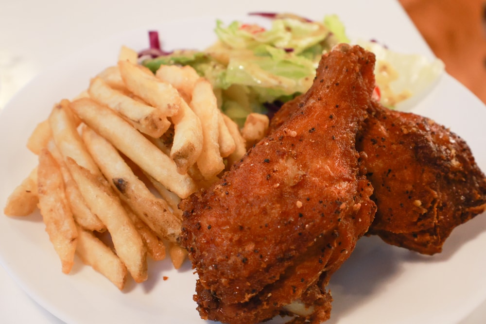 台北士林｜凱莉餐廳。陽明山美式餐廳、寵物友善餐廳、綠意大草皮、陽明山美軍宿舍餐廳、老媽炸雞超正點！！