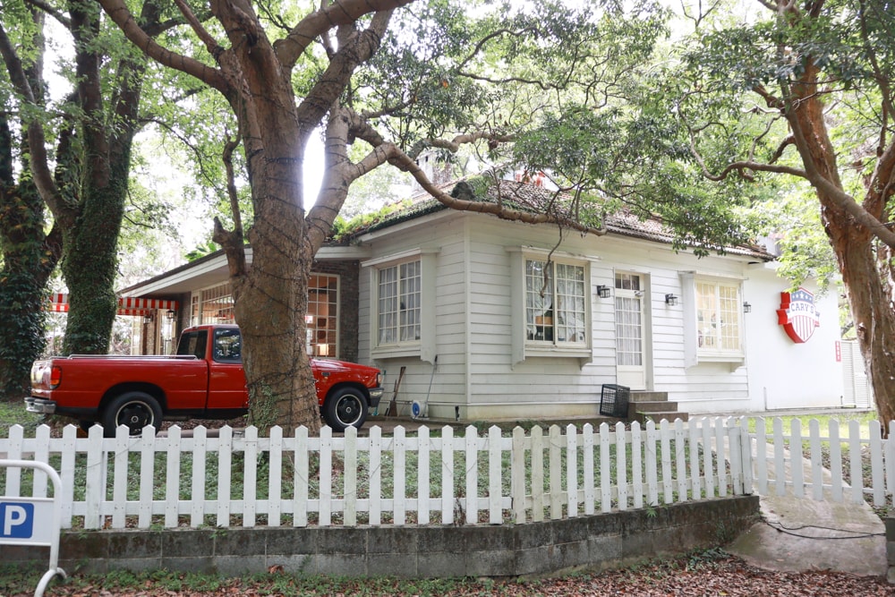 台北士林｜凱莉餐廳。陽明山美式餐廳、寵物友善餐廳、綠意大草皮、陽明山美軍宿舍餐廳、老媽炸雞超正點！！