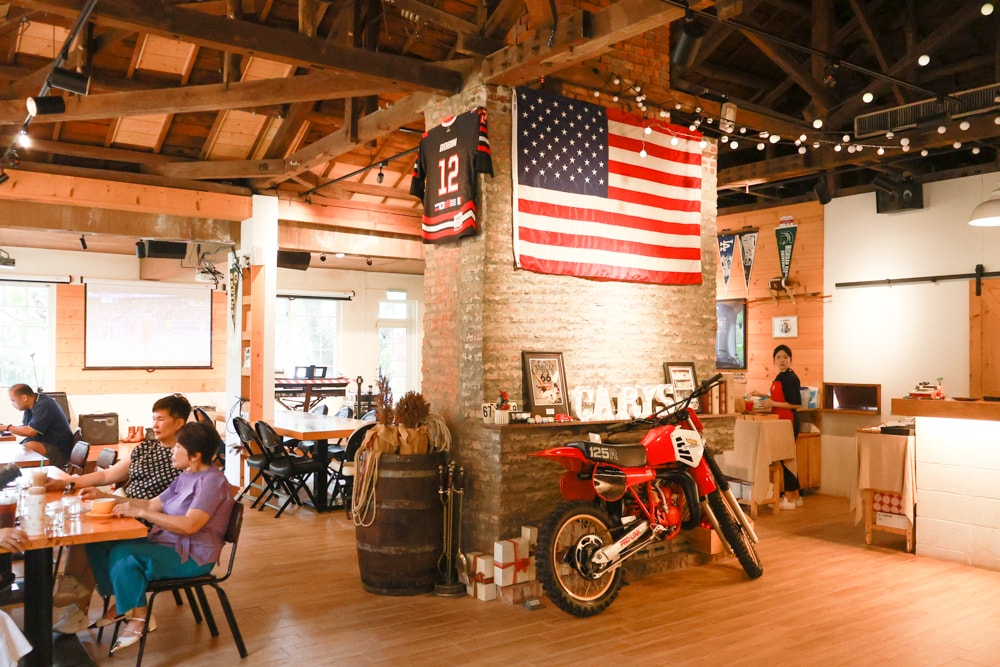 台北士林｜凱莉餐廳。陽明山美式餐廳、寵物友善餐廳、綠意大草皮、陽明山美軍宿舍餐廳、老媽炸雞超正點！！