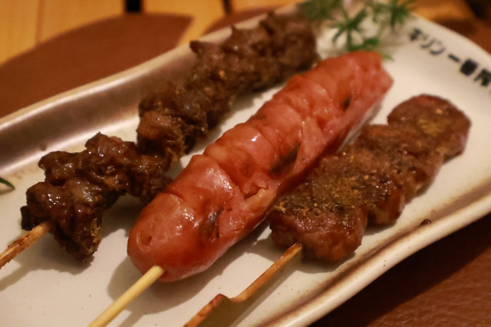 岸山 Anshan純木炭碳烤&生啤酒 Local BBQ & Beer。南投魚池日月潭美食、寵物友善餐廳、露營野餐風BBQ燒烤