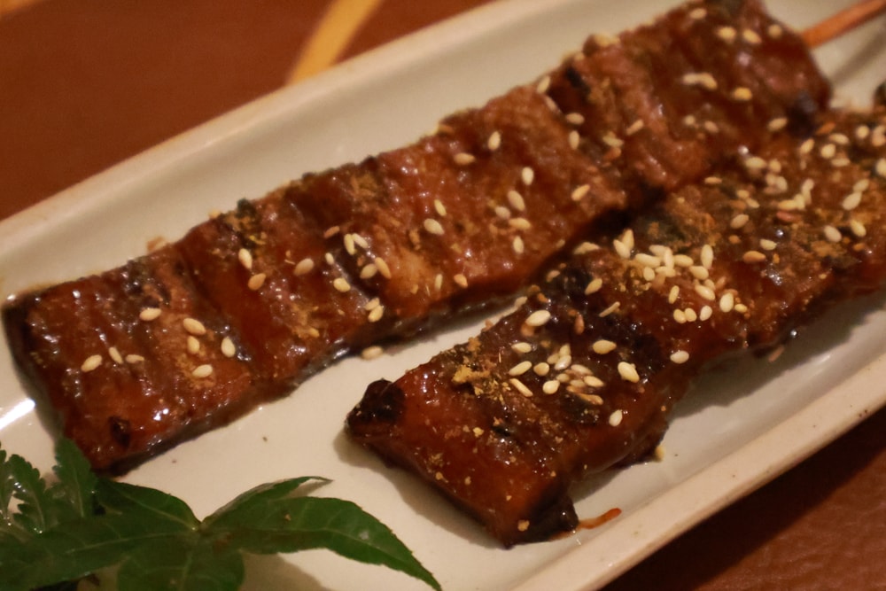 岸山 Anshan純木炭碳烤&生啤酒 Local BBQ & Beer。南投魚池日月潭美食、寵物友善餐廳、露營野餐風BBQ燒烤