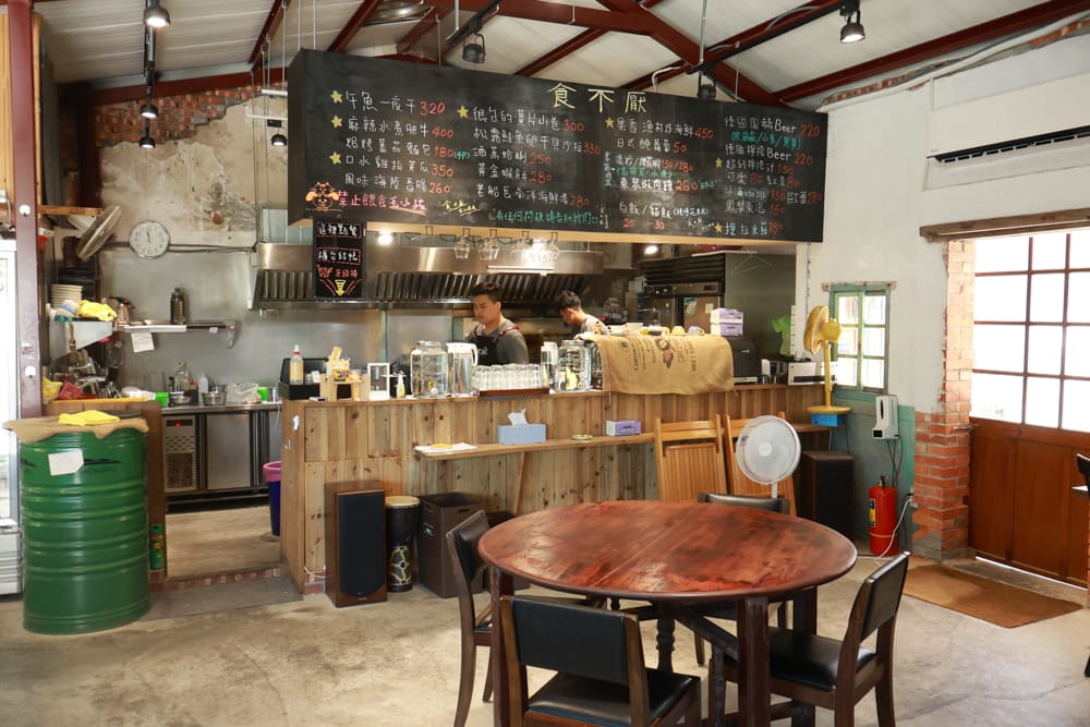 金山寬哥食不厭。新北寵物友善餐廳、北海岸美食、磺港漁村旁的懷舊紅磚老屋手路菜、經典貓飯、午魚一夜干專賣