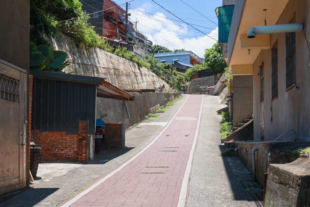 金山寬哥食不厭。新北寵物友善餐廳、北海岸美食、磺港漁村旁的懷舊紅磚老屋手路菜、經典貓飯、午魚一夜干專賣