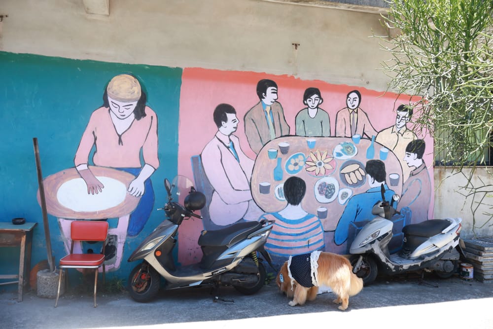 金山寬哥食不厭。新北寵物友善餐廳、北海岸美食、磺港漁村旁的懷舊紅磚老屋手路菜、經典貓飯、午魚一夜干專賣