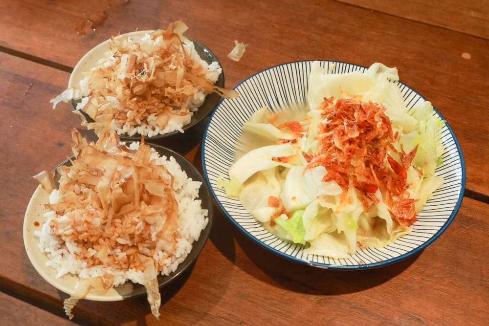 金山寬哥食不厭。新北寵物友善餐廳、北海岸美食、磺港漁村旁的懷舊紅磚老屋手路菜、經典貓飯、午魚一夜干專賣