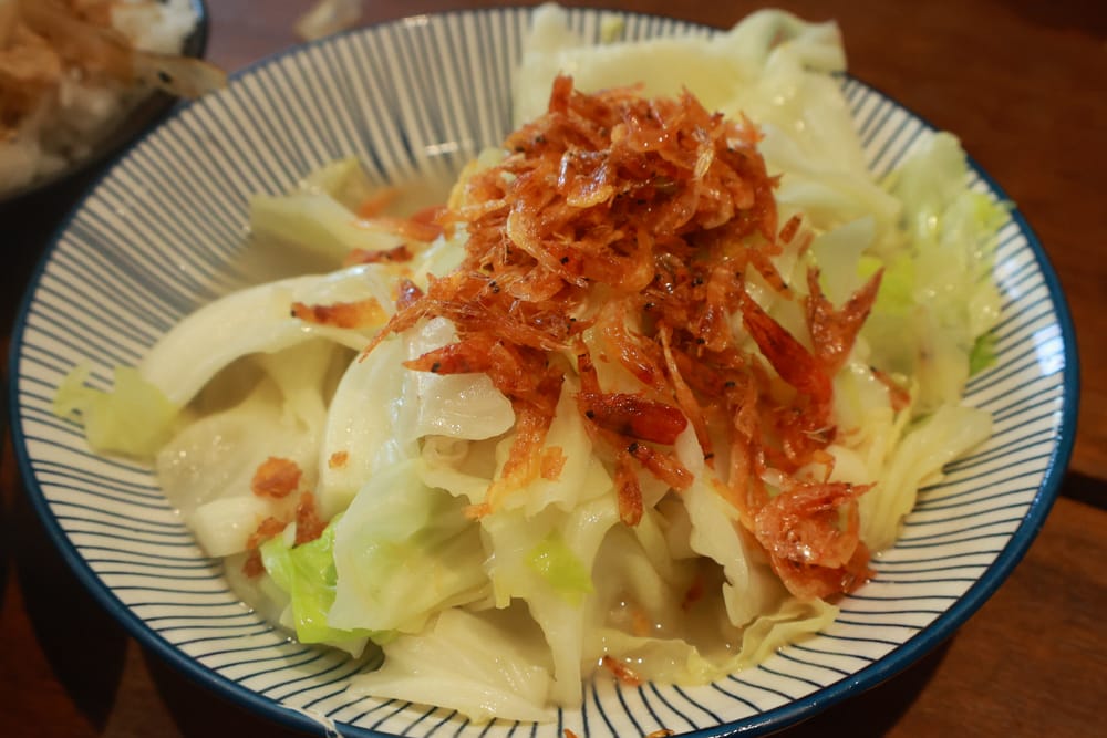 金山寬哥食不厭。新北寵物友善餐廳、北海岸美食、磺港漁村旁的懷舊紅磚老屋手路菜、經典貓飯、午魚一夜干專賣