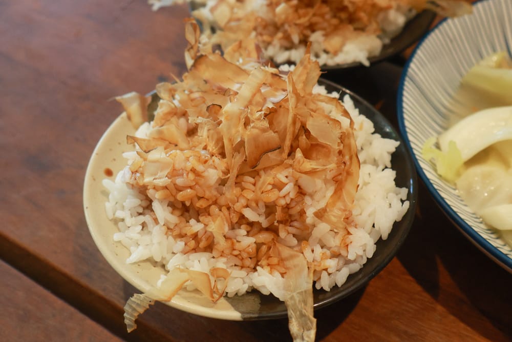 金山寬哥食不厭。新北寵物友善餐廳、北海岸美食、磺港漁村旁的懷舊紅磚老屋手路菜、經典貓飯、午魚一夜干專賣