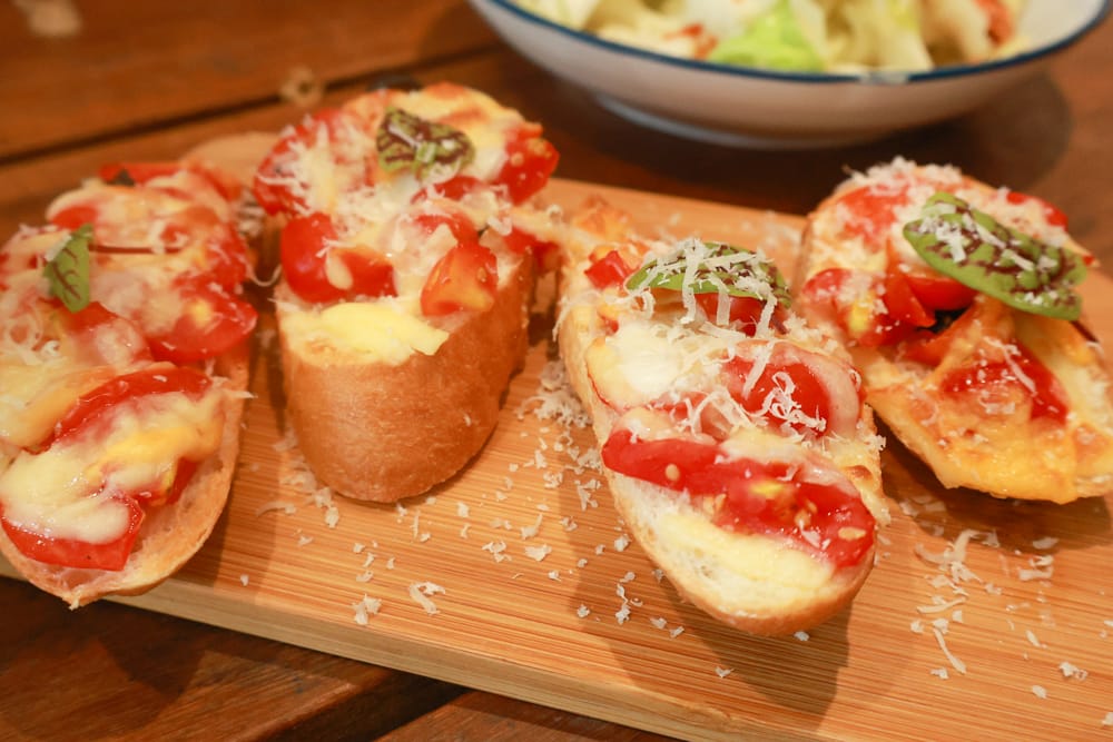 金山寬哥食不厭。新北寵物友善餐廳、北海岸美食、磺港漁村旁的懷舊紅磚老屋手路菜、經典貓飯、午魚一夜干專賣