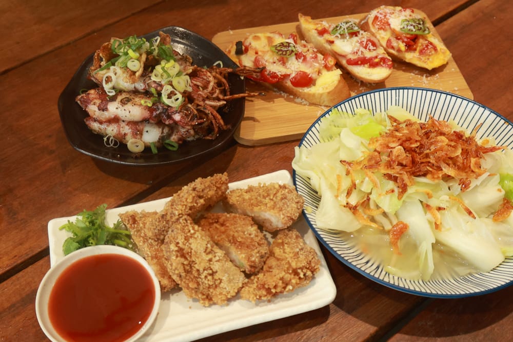 金山寬哥食不厭。新北寵物友善餐廳、北海岸美食、磺港漁村旁的懷舊紅磚老屋手路菜、經典貓飯、午魚一夜干專賣