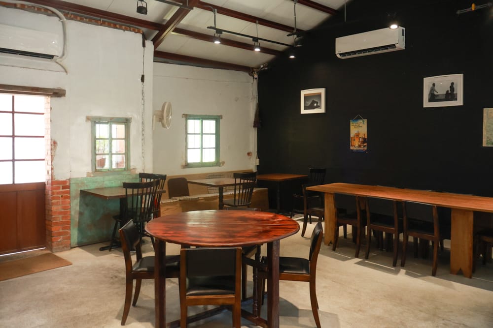 金山寬哥食不厭。新北寵物友善餐廳、北海岸美食、磺港漁村旁的懷舊紅磚老屋手路菜、經典貓飯、午魚一夜干專賣