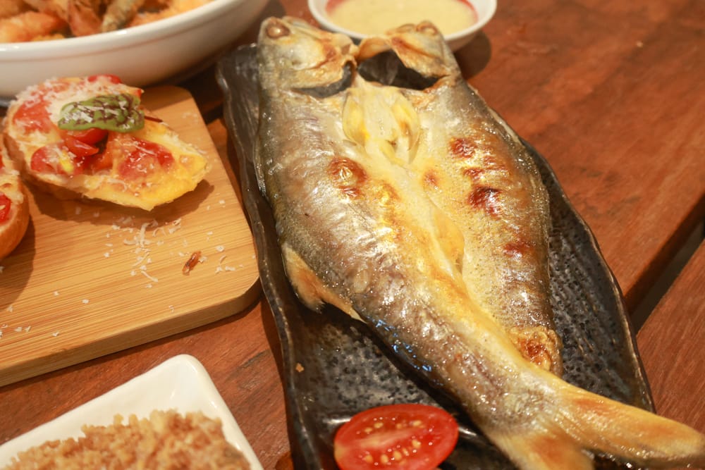 金山寬哥食不厭。新北寵物友善餐廳、北海岸美食、磺港漁村旁的懷舊紅磚老屋手路菜、經典貓飯、午魚一夜干專賣