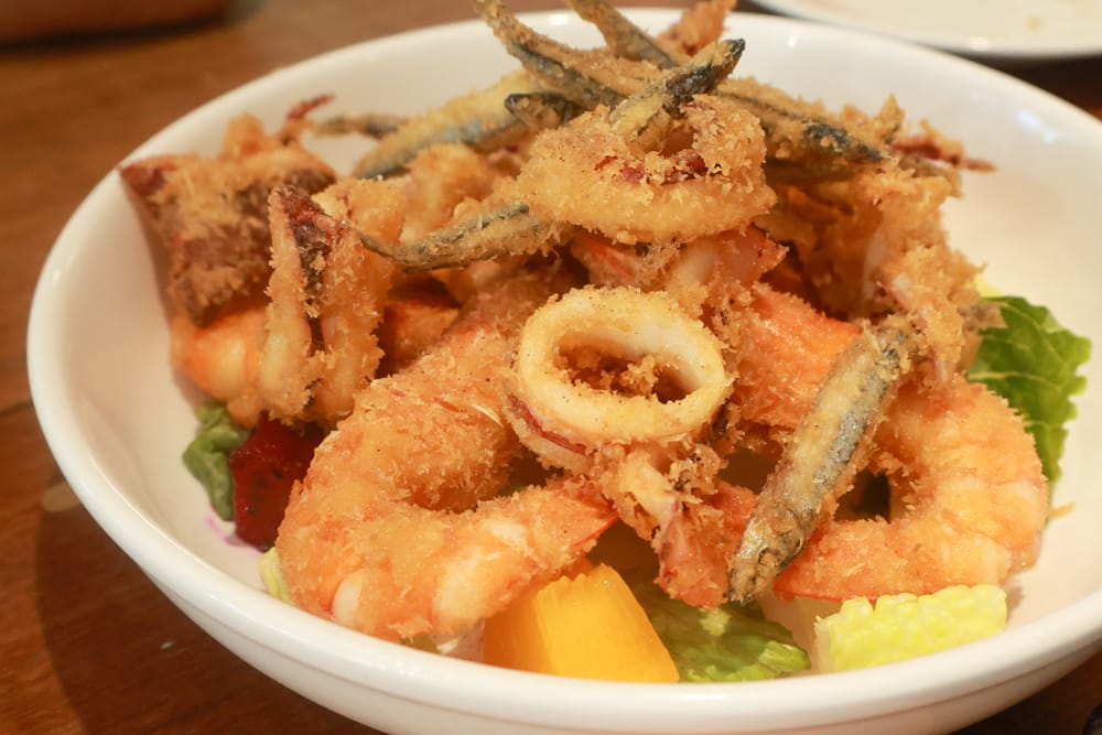 金山寬哥食不厭。新北寵物友善餐廳、北海岸美食、磺港漁村旁的懷舊紅磚老屋手路菜、經典貓飯、午魚一夜干專賣