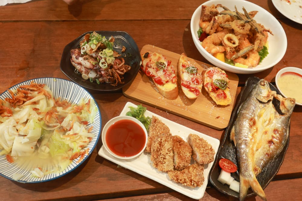 金山寬哥食不厭。新北寵物友善餐廳、北海岸美食、磺港漁村旁的懷舊紅磚老屋手路菜、經典貓飯、午魚一夜干專賣