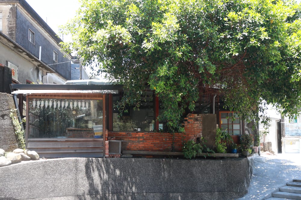 金山寬哥食不厭。新北寵物友善餐廳、北海岸美食、磺港漁村旁的懷舊紅磚老屋手路菜、經典貓飯、午魚一夜干專賣