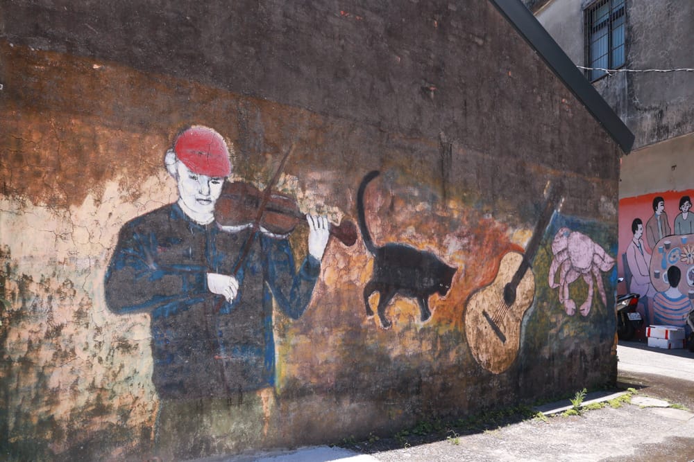 金山寬哥食不厭。新北寵物友善餐廳、北海岸美食、磺港漁村旁的懷舊紅磚老屋手路菜、經典貓飯、午魚一夜干專賣