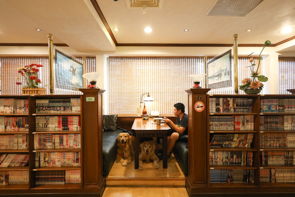 台北古亭|漫畫雜誌愛心空間 e書漫。寵物友善、24H、供餐飲、冷氣安靜包廂、飲料喝到飽 - 第1張圖 台北古亭|漫畫雜誌愛心空間 e書漫。寵物友善、24H、供餐飲、冷氣安靜包廂、飲料喝到飽