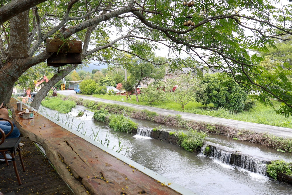 宜蘭員山｜北后寺・聽水咖啡。寵物友善餐廳、河圳潺潺流水第一排、溪畔禪意景觀咖啡廳