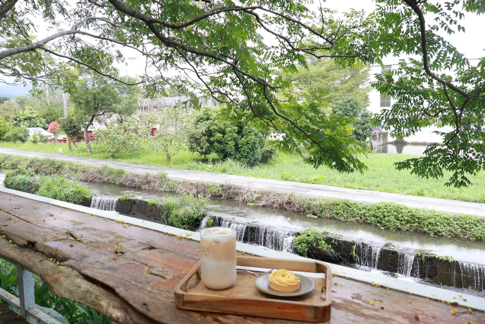 宜蘭員山｜北后寺・聽水咖啡。寵物友善餐廳、河圳潺潺流水第一排、溪畔禪意景觀咖啡廳