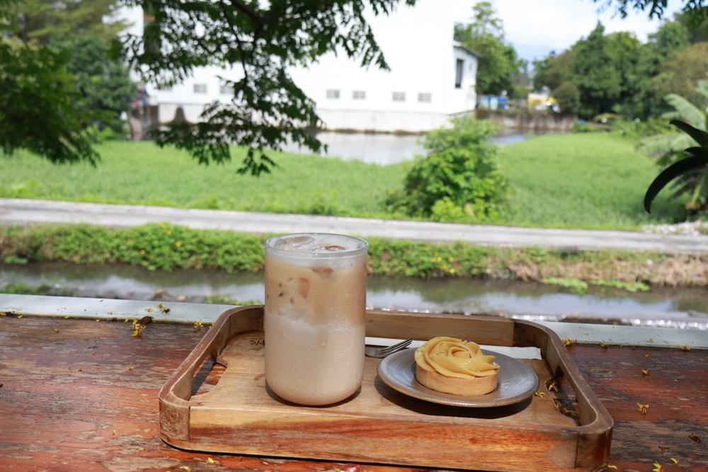 宜蘭員山｜北后寺・聽水咖啡。寵物友善餐廳、河圳潺潺流水第一排、溪畔禪意景觀咖啡廳