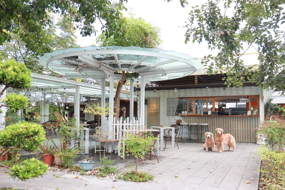 宜蘭員山｜北后寺・聽水咖啡。寵物友善餐廳、河圳潺潺流水第一排、溪畔禪意景觀咖啡廳
