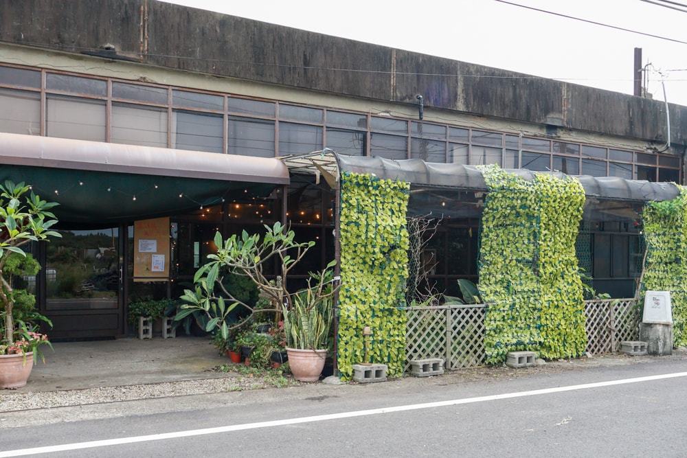 桃園大園美食|季風沙丘 – 老。樣子三店 。寵物友善餐廳、老宅工業風咖啡廳、草漯沙丘地質公園旁 - 第3張圖 桃園大園美食|季風沙丘 – 老。樣子三店 。寵物友善餐廳、老宅工業風咖啡廳、草漯沙丘地質公園旁