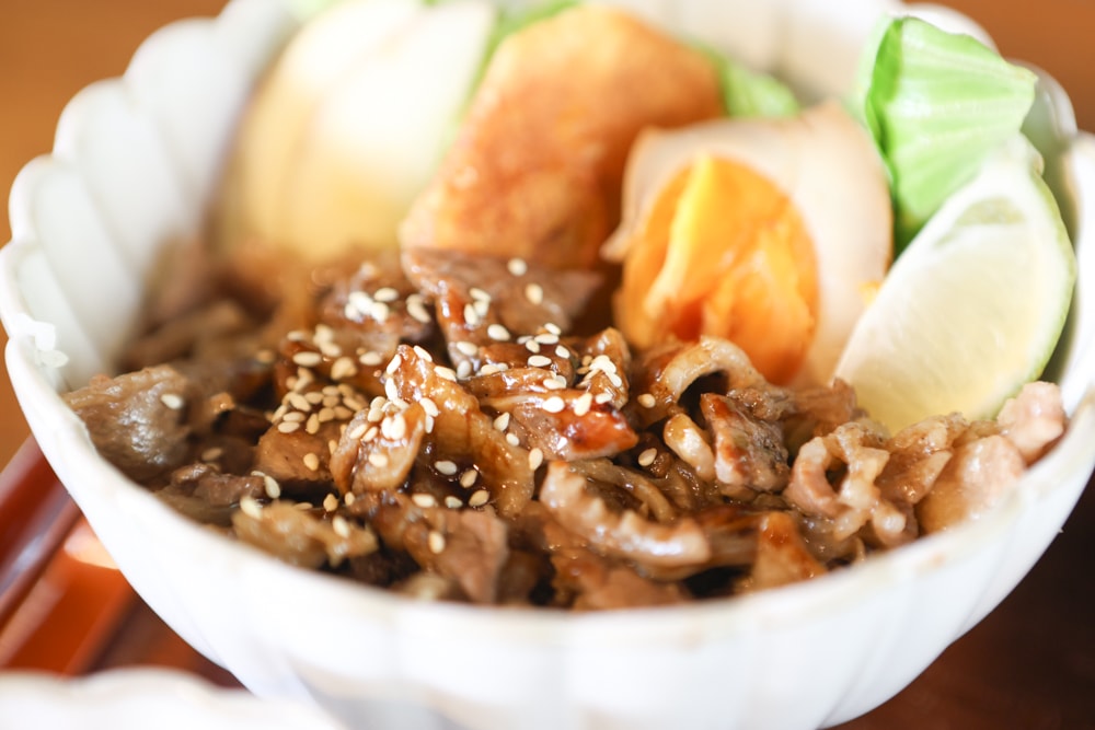 嘉義美食｜廢溫室Greenhouse Café。寵物友善餐廳、充滿綠意植栽的百年老宅餐廳、森林系咖啡廳