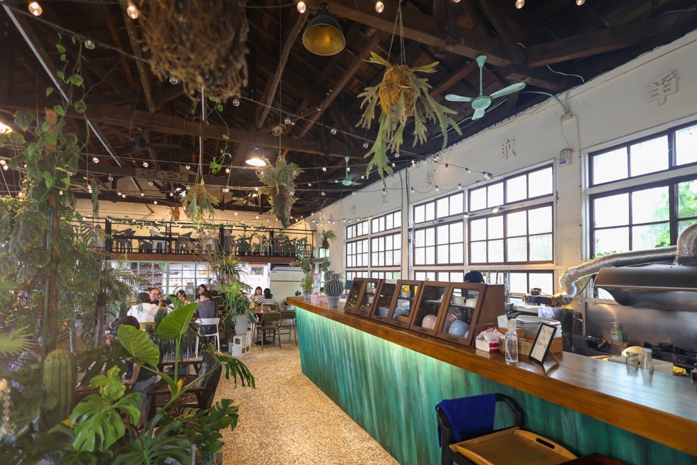 嘉義美食｜廢溫室Greenhouse Café。寵物友善餐廳、充滿綠意植栽的百年老宅餐廳、森林系咖啡廳