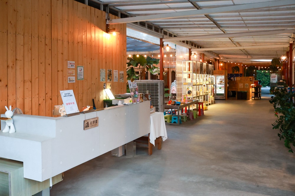 彰化北斗｜哈比雪兒景觀餐廳。寵物友善餐廳、親子餐廳、露營風、親子溜滑梯、小火車、大草皮