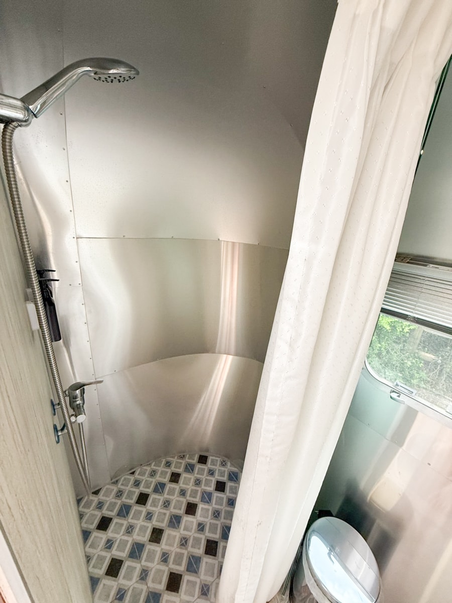 森渼原ALIVE Glamping Base｜台中豪華露營、寵物友善奢華露營、露營車、懶人露營、免裝備免搭帳、一泊三食