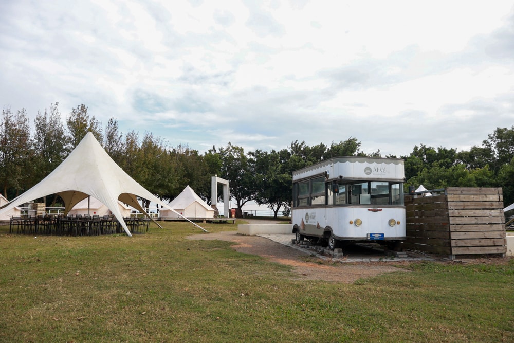 森渼原ALIVE Glamping Base｜台中豪華露營、寵物友善奢華露營、露營車、懶人露營、免裝備免搭帳、一泊三食