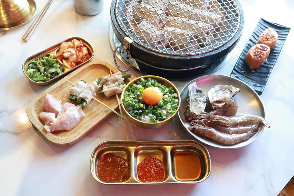 燒肉吉室 宜蘭燒肉吃到飽｜宜蘭寵物友善餐廳、狗狗鮮食餐吃到飽、炭火燒烤、桌邊撥蝦服務