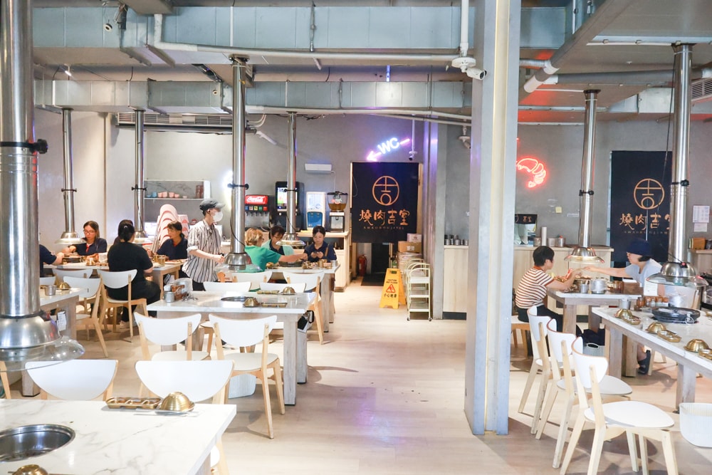 燒肉吉室 宜蘭燒肉吃到飽｜宜蘭寵物友善餐廳、狗狗鮮食餐吃到飽、炭火燒烤、桌邊撥蝦服務